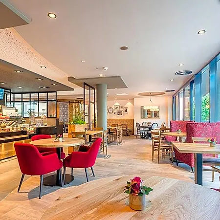 Stadthotel Lohne, Self Check-in & Entspannt Im Cafe Fruehstuecken Лоне