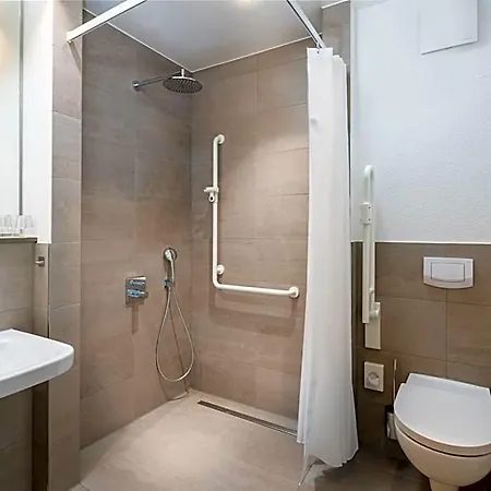 Stadthotel Lohne, Self Check-in & Entspannt Im Cafe Fruehstuecken Лоне