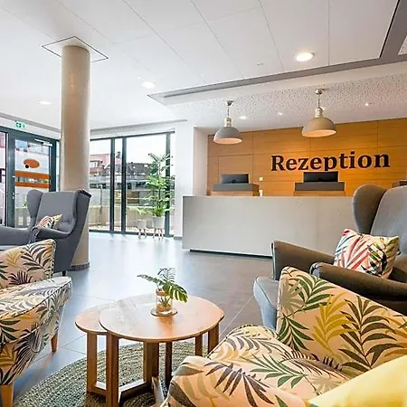 Stadthotel Lohne, Self Check-in & Entspannt Im Cafe Fruehstuecken Лоне