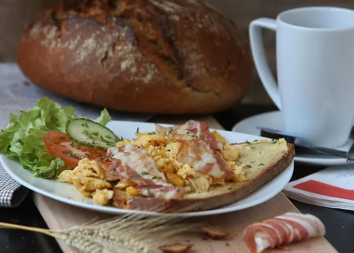 Stadthotel Lohne, Self Check-In & Entspannt Im Cafe Fruehstuecken